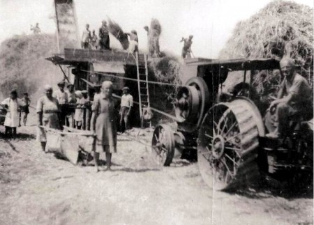 Cséplés az 1950-es évek elején. Gépész id. Kisbenedek Tibor, etető id. Gyöngy József és Tanasovics János